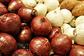 ملف:Two colors of onions.jpg