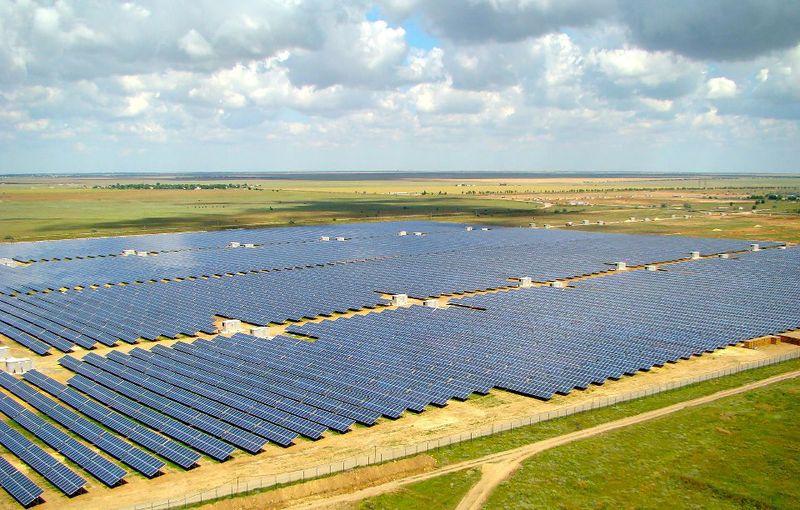 ملف:Perovo Solar Park is a 100 MW.jpg