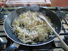 ملف:Cooked onions in frying pan.JPG