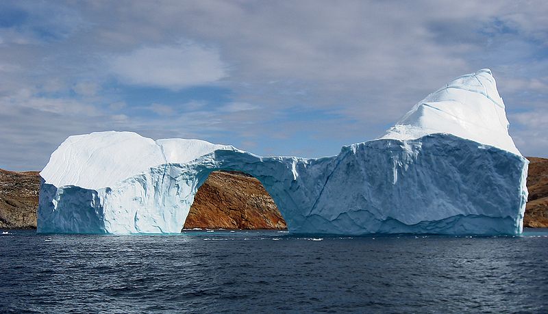ملف:Iceberg with hole near sanderson hope 2007-07-28 2.jpg