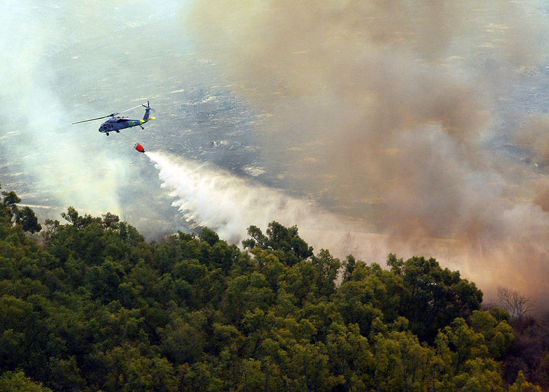ملف:MH-60S Helicopter dumps water onto Fire.jpg
