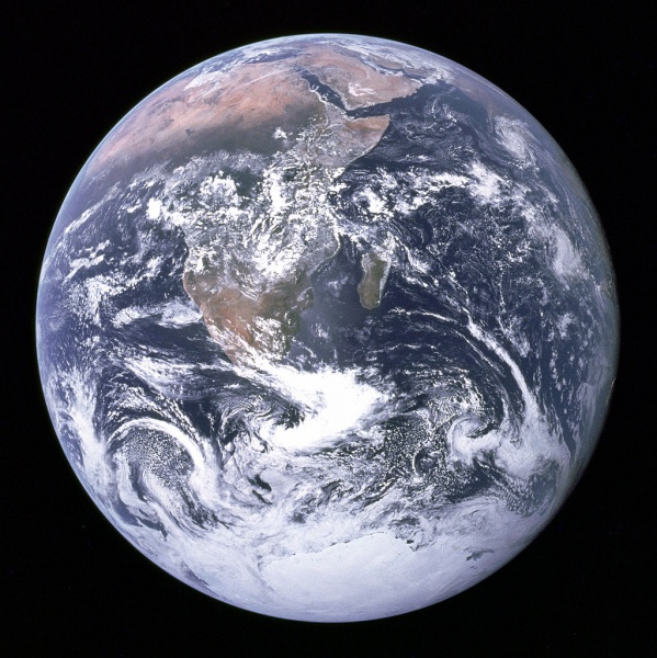 ملف:The Earth seen from Apollo 17.jpg